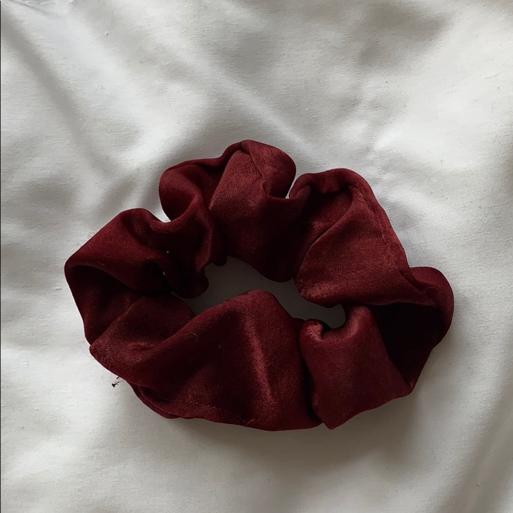 MAROON SCRUNCHIE